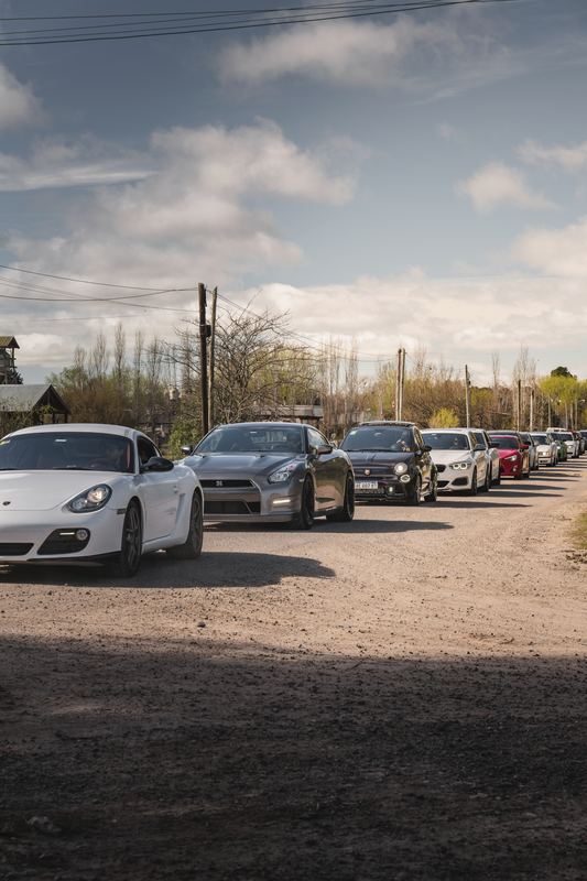 Porsche Cayman y Nissan GT-R llegando en caravana por el camino de tierra