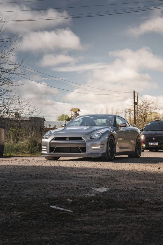 Nissan GT-R gris de frente, Abarth detrás