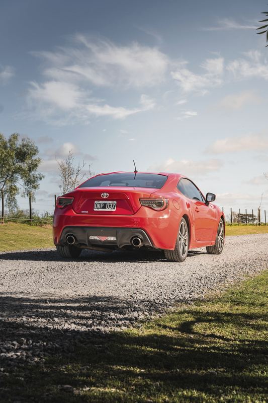 Toyota 86 rojo de atrás sobre el ripio
