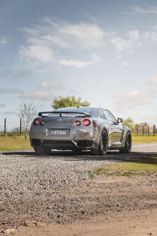 Nissan GT-R de atrás, alerón de carbono