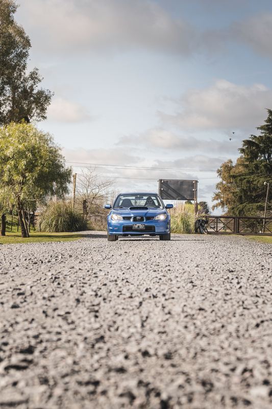Subaru WRX STI azul de frente en el portón