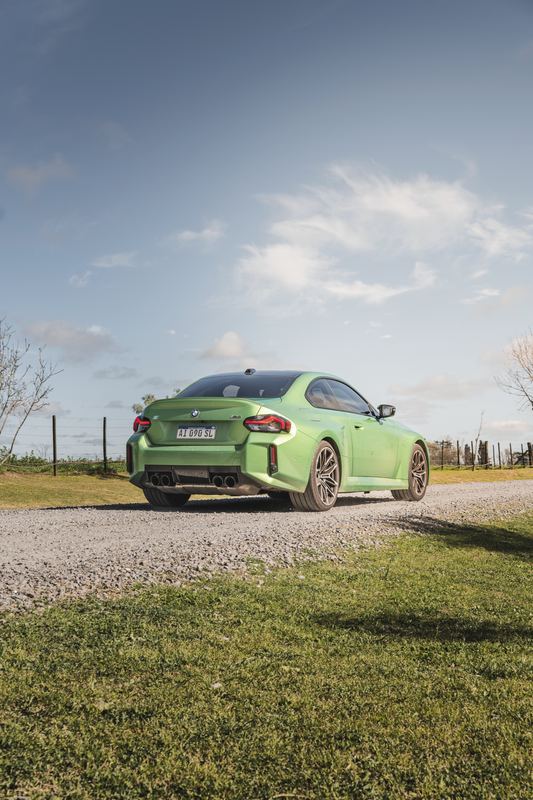 BMW M2 verde de atrás sobre el ripio